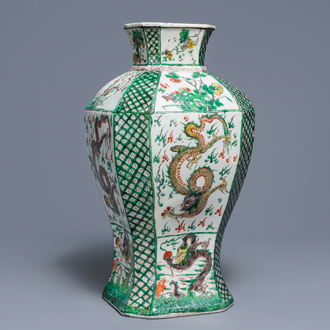 Un vase en porcelaine de Chine famille verte à décor de dragons, Kangxi