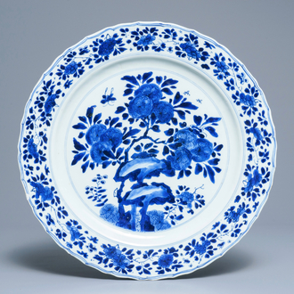 Un plat en porcelaine de Chine bleu et blanc à décor floral, marque et époque de Kangxi