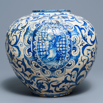 Un grand 'vaso a palla' en majolique italienne en bleu et blanc, Caltagirone, 18ème