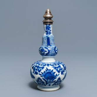 Un vase en porcelaine de Chine bleu et blanc à monture en argent pour le marché persan, Kangxi