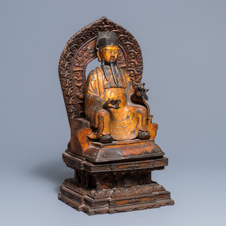 Une grande figure de Zhenwu en bronze incrusté et doré sur socle en bois doré, Chine, Ming