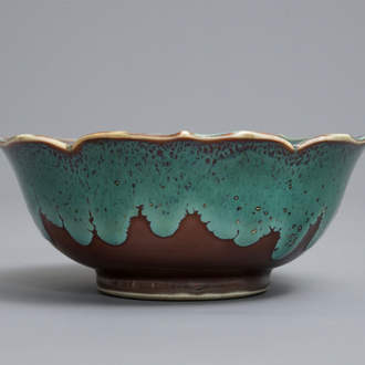 Un bol en forme de lotus en porcelaine de Chine turquoise flambé sur fond brun, Yongzheng/Qianlong