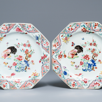 Une paire d'assiettes de forme octagonale en porcelaine de Chine famille rose, Qianlong
