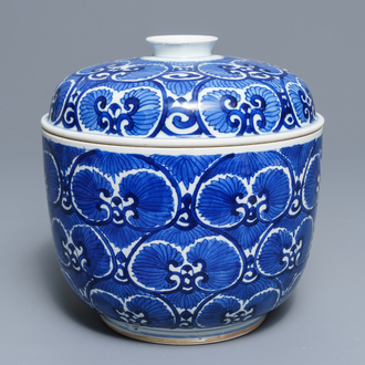 Un grand bol couvert en porcelaine de Chine bleu et blanc à décor floral, Kangxi
