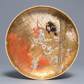 Un plat en porcelaine Satsuma de Japon à décor d'un guerrier, Meiji, 19ème
