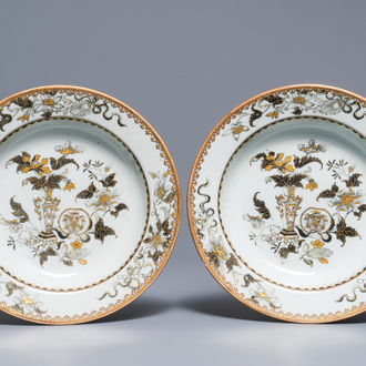 Une paire d'assiettes armoriées en porcelaine de Chine grisaille et dorée à fond capucin, Qianlong