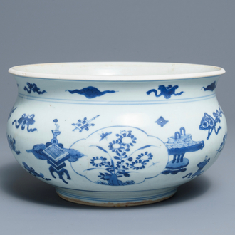Un brûle-parfum en porcelaine de Chine bleu et blanc à décor d'antiquités, Kangxi