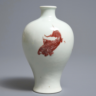 Un vase de forme meiping en porcelaine de Chine rouge de cuivre à décor de poissons, marque et époque de Kangxi