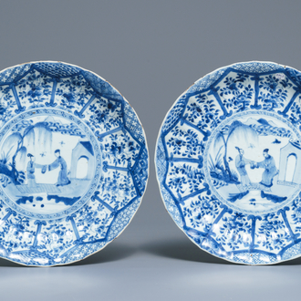 Une paire de plats en porcelaine de Chine bleu et blanc à décor de 'La Romance de la chambre de l'ouest', Kangxi