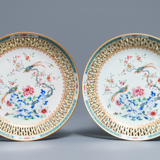 Une paire d'assiettes ajourées en porcelaine de Chine famille rose, Qianlong