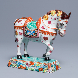 Un modèle d'un cheval sur base en faïence de Delft polychrome petit feu, 18ème