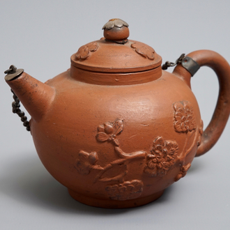 Een Delftse yixing-stijl theepot met zilveren montuur in rood aardewerk, 1e kwart 18e eeuw