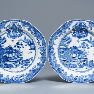 Une paire d'assiettes armoriées en porcelaine de Chine bleu et blanc pour le marché français, Qianlong