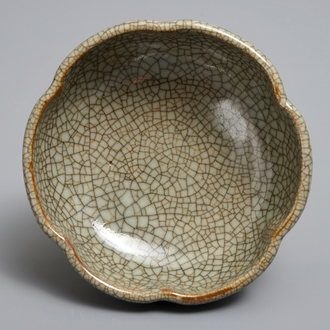 Un lave-pinceaux en forme de fleur en porcelaine de Chine de type Ge, 18/19ème