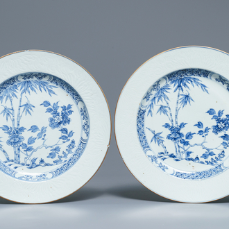 Une paire de plats en porcelaine de Chine bleu et blanc aux décors incisés, Kangxi