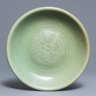 Een Chinese Longquan celadon schotel met onderglazuur decor, Ming