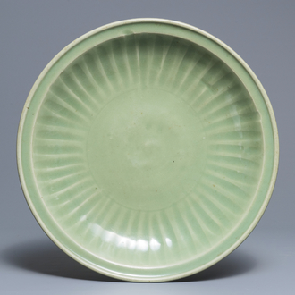 Een grote Chinese Longquan celadon schotel, Ming