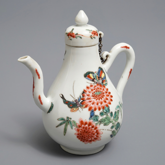 Une verseuse couverte en porcelaine de Chine famille rose, marque et époque de Yongzheng