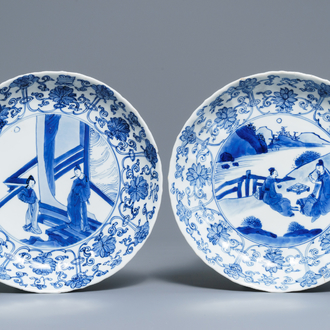 Deux assiettes en forme de lotus en porcelaine de Chine bleu et blanc, marque et époque de Kangxi