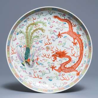 Un plat en porcelaine de Chine famille rose à décor 'dragon et phénix', marque et époque de Guangxu