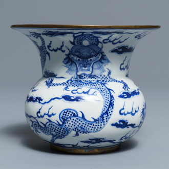 Un crachoir zhadou en porcelaine de Chine 'Bleu de Hue' pour le Vietnam, 19ème