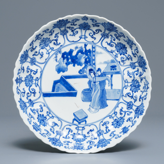 Une assiette en forme de lotus en porcelaine de Chine bleu et blanc, marque et époque de Kangxi