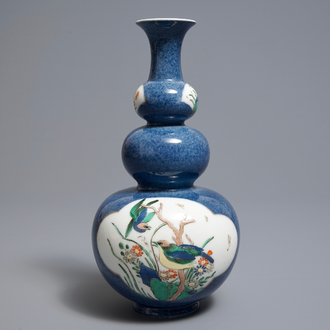 Un vase de forme double gourde en porcelaine de Chine famille verte sur fond bleu poudré, 19ème