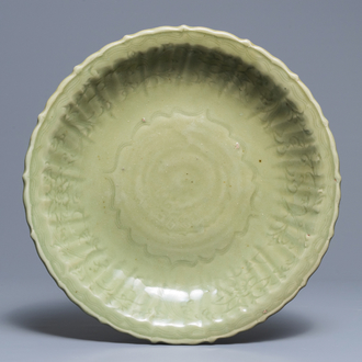 Un plat en porcelaine de Chine céladon de Longquan à décor incisé, Ming