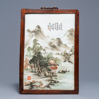 Une plaque en porcelaine de Chine qianjiang cai, signée Wang Yun Shan, datée 1932