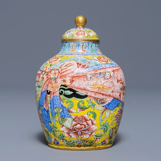 Un petit vase couvert en émaux de Pékin, marque et poss. époque de Qianlong