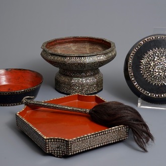 Een collectie divers lakwerk met parelmoer en mica inlegwerk, Zuidoost-Azië, 19/20e eeuw