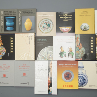 31 livres, la plupart sur les porcelaines de Chine de la Dynastie Qing, incl. quelques catalogues rares