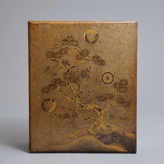 Un suzuribako en laque à décor d'un pin, Japon, Edo ou Meiji, 18/19ème