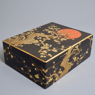 Un grand suzuribako en laque à décor de prunus, Japon, Edo ou Meiji, 18/19ème