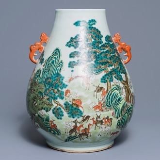 Un vase de forme hu 'cent daims' en porcelaine de Chine famille rose, marque de Qianlong, 19/20ème