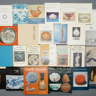 30 livres sur l'art chinois, la plupart sur les porcelaines des dynasties Ming et Qing