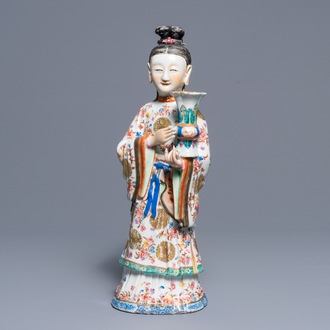 Un grand bougeoir en forme de femme de cour en porcelaine de Chine famille rose, Qianlong