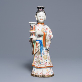 Un grand bougeoir en forme de femme de cour en porcelaine de Chine famille rose, Qianlong