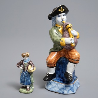 Deux modèles d'un joueur de cornemuse et d'une femme en faïence polychrome de Delft, 19ème