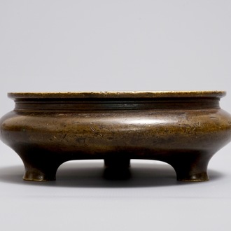 Un brûle-parfum tripod en bronze, marque de Xuande, Ming