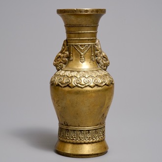 Un vase en bronze doré, Chine, marque de Xuande, 17/18ème