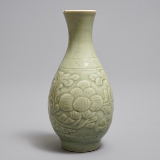 Un vase en porcelaine de Chine céladon à décor en relief, 18/19ème