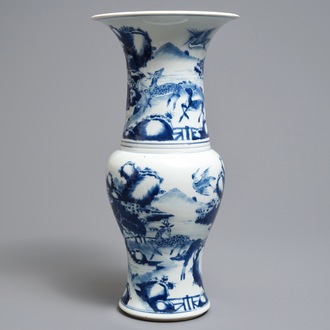 Un vase de forme yenyen en porcelaine de Chine bleu et blanc, Kangxi