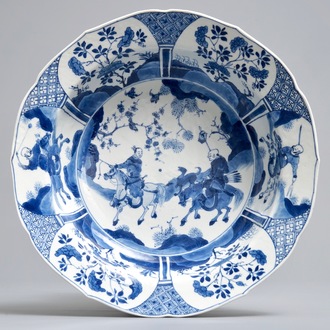 Un plat en porcelaine de Chine bleu et blanc, marque et époque de Kangxi