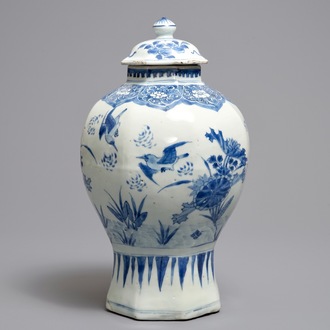 Un vase couvert en porcelaine de Chine bleu et blanc, époque Transition
