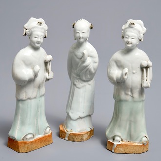 Trois figures en biscuit émaillé blanc et céladon, Qianlong