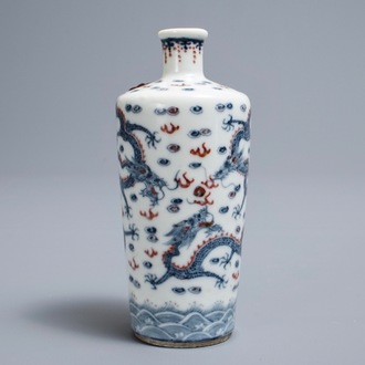Un vase de forme bouteille en porcelaine de Chine bleu, blanc et rouge, marque de Kangxi, 19/20ème