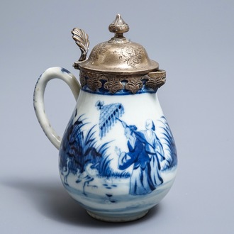 Une verseuse en porcelaine de Chine bleu et blanc à décor 'Dames au Parasol', Qianlong