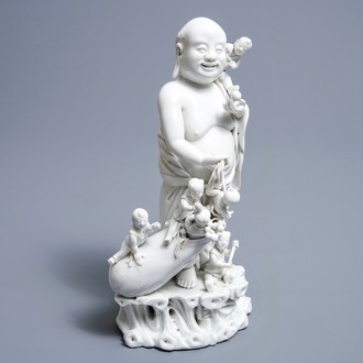 Un groupe en porcelaine blanc de Chine figurant Bouddha et des garçons jouants, République, 20ème