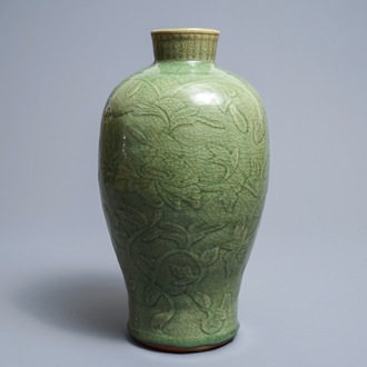 Een Chinese Longquan celadon meiping vaas met onderglazuur decor, Ming